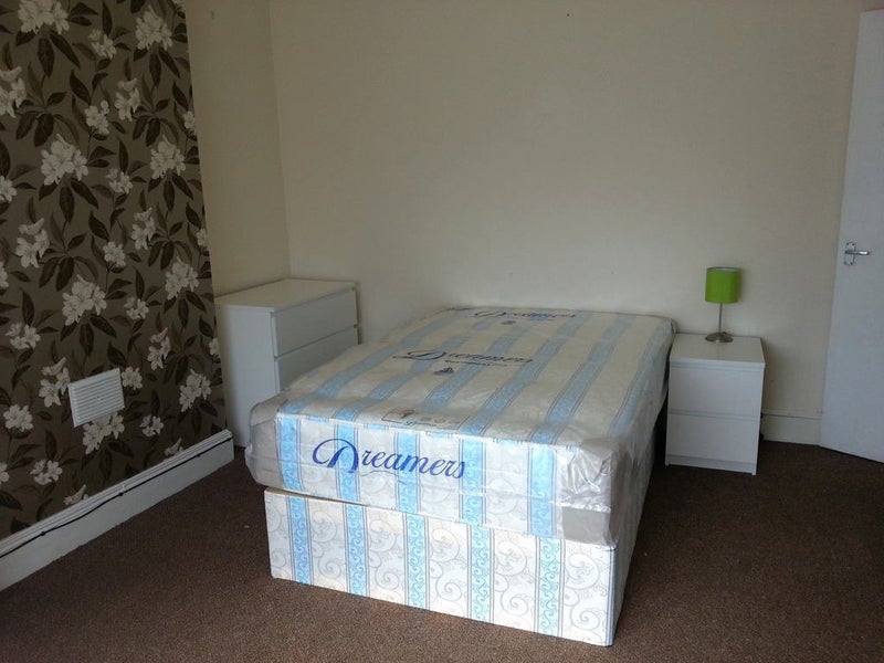 Room Courthill Road in Greater London