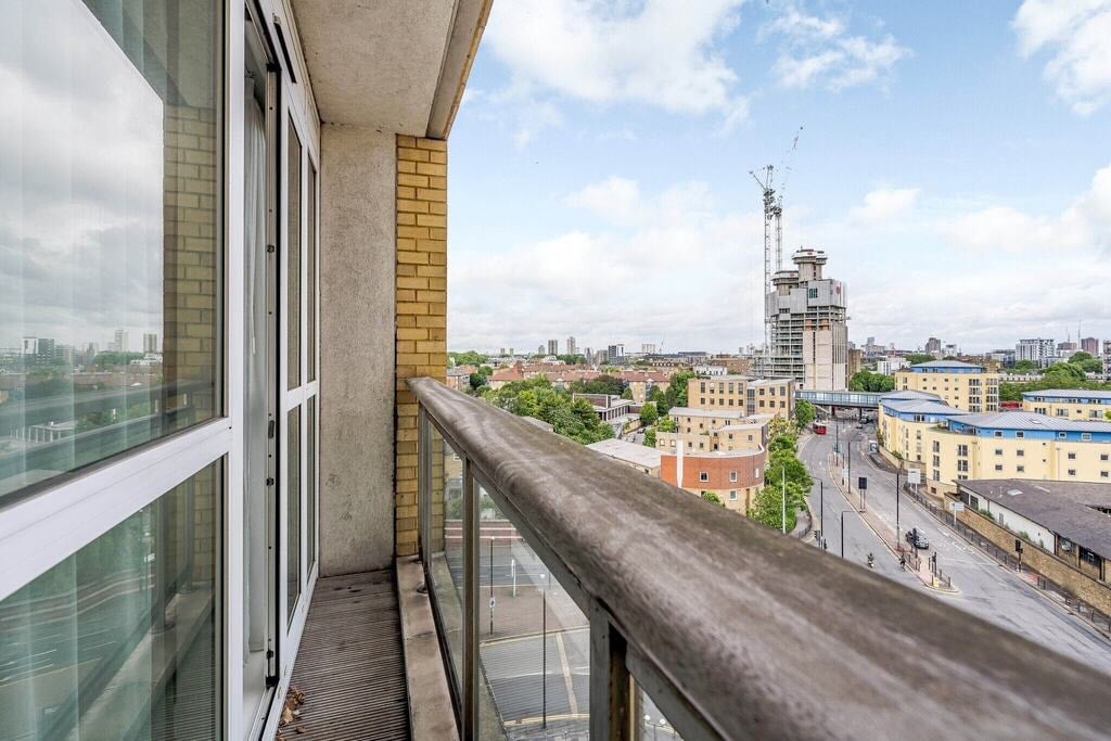 Flat Westferry Circus in Greater London