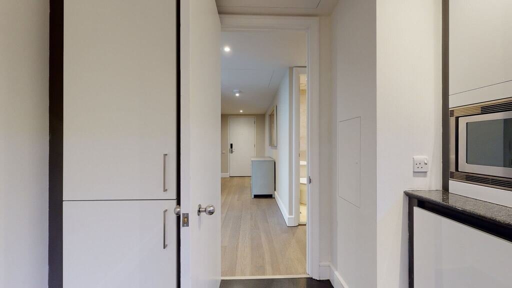 Flat Westferry Circus in Greater London