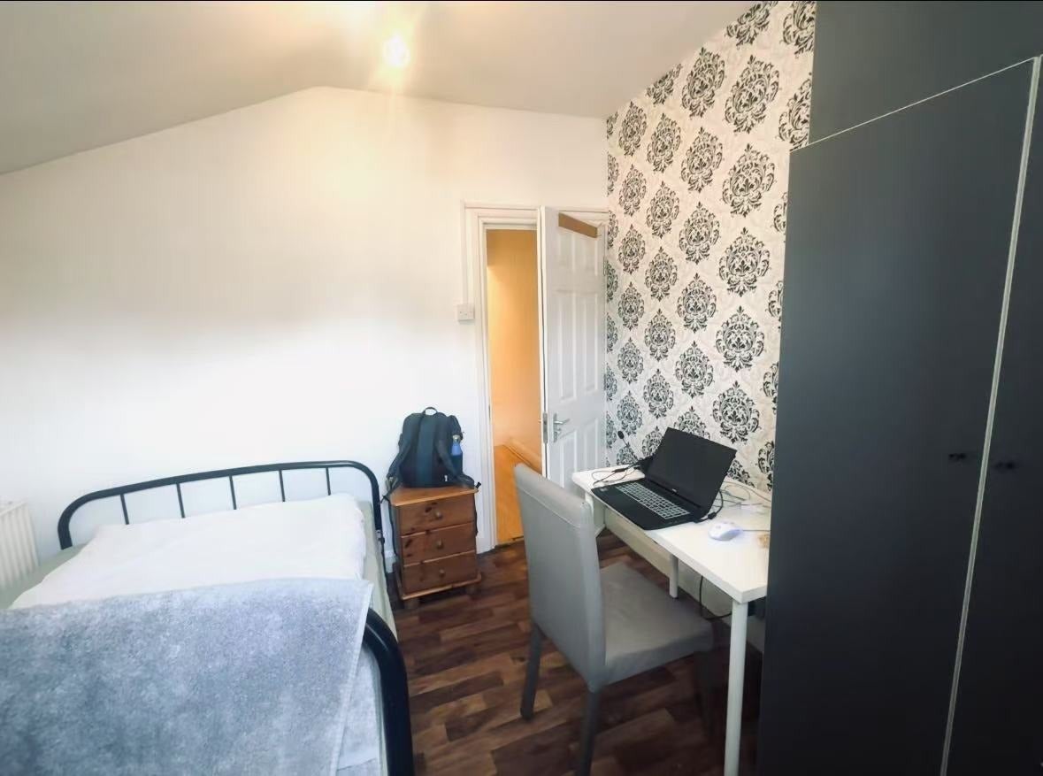 Flat Embleton Road in Greater London