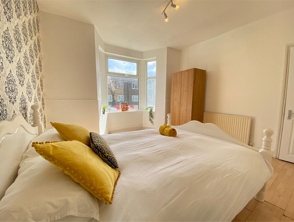 Flat Embleton Road in Greater London