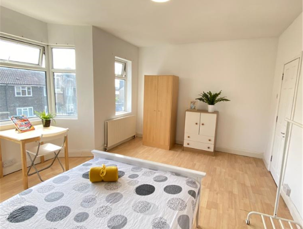 Flat Embleton Road in Greater London