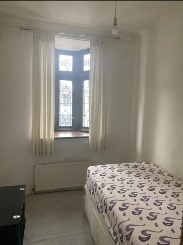 Room Fairfield Road in Greater London