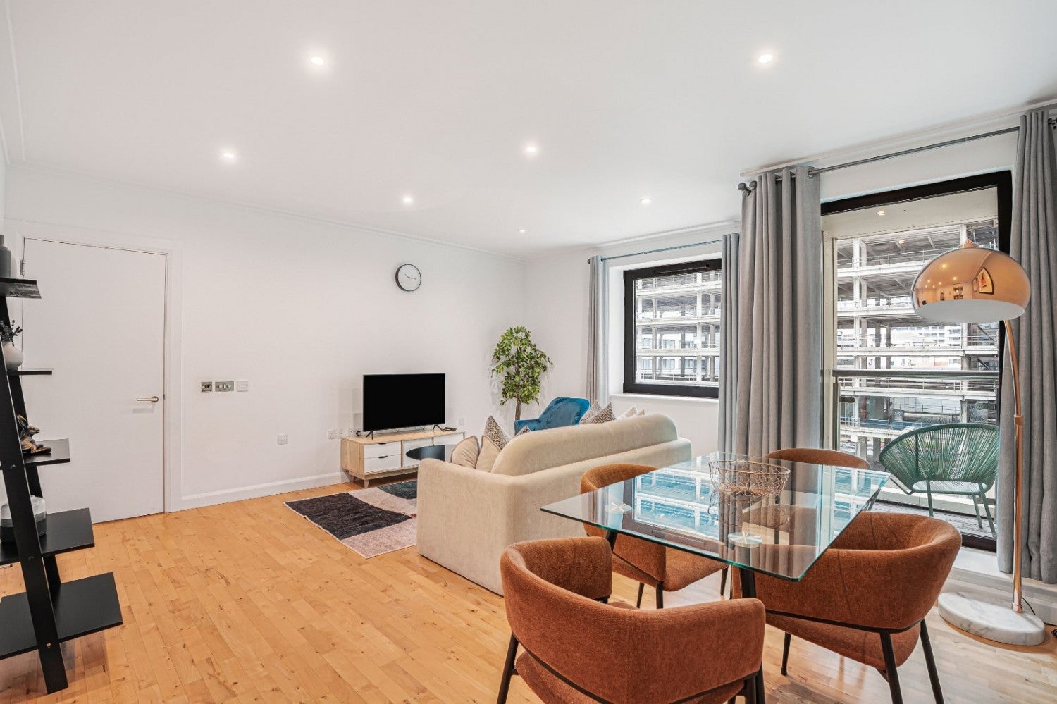 Flat South Quay Square in Greater London