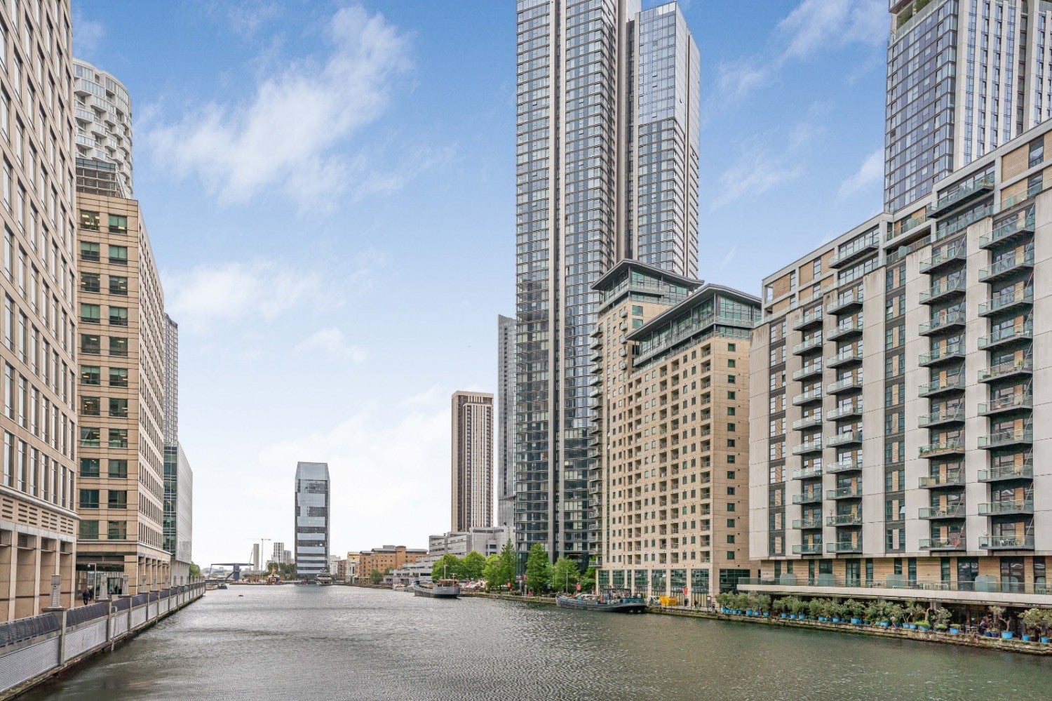 Flat South Quay Square in Greater London