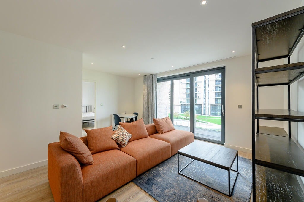 Flat Fulton Road in Greater London