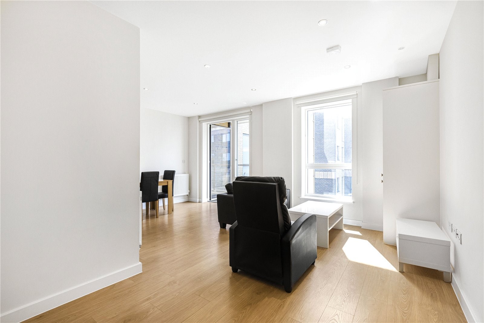 Flat Commercial Road in Greater London