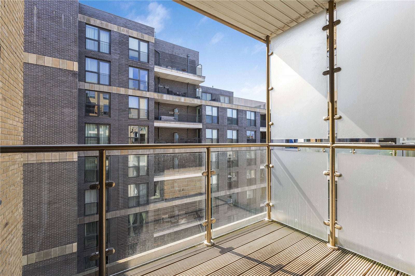 Flat Commercial Road in Greater London