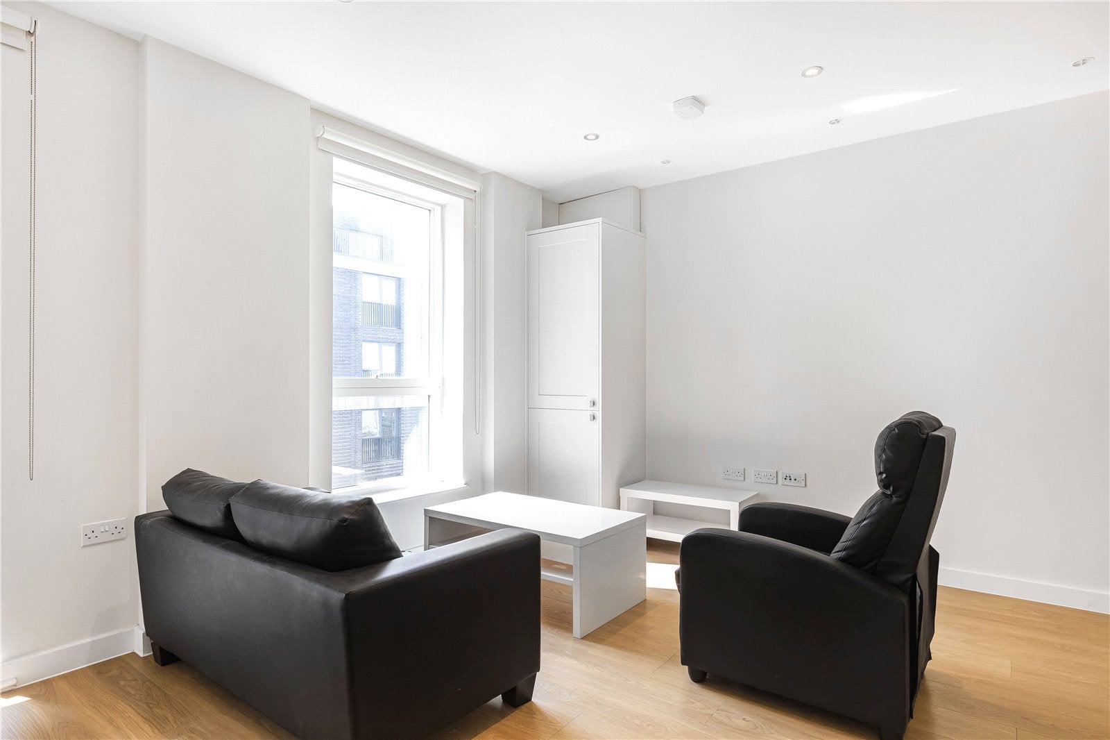 Flat Commercial Road in Greater London