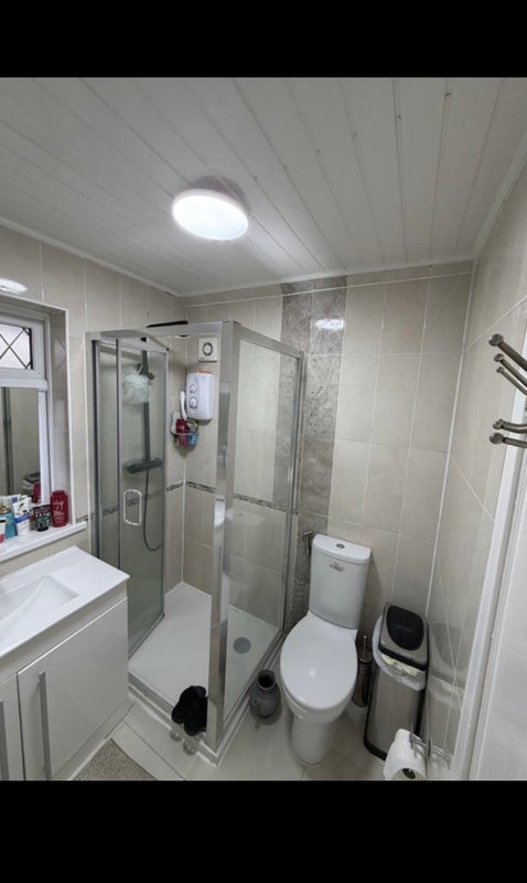 Room Tamworth Lane in Greater London