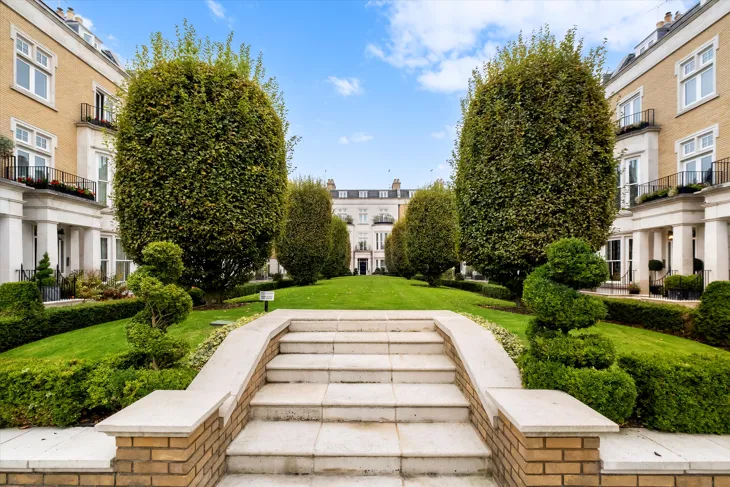 Flat Wycombe Square in Greater London