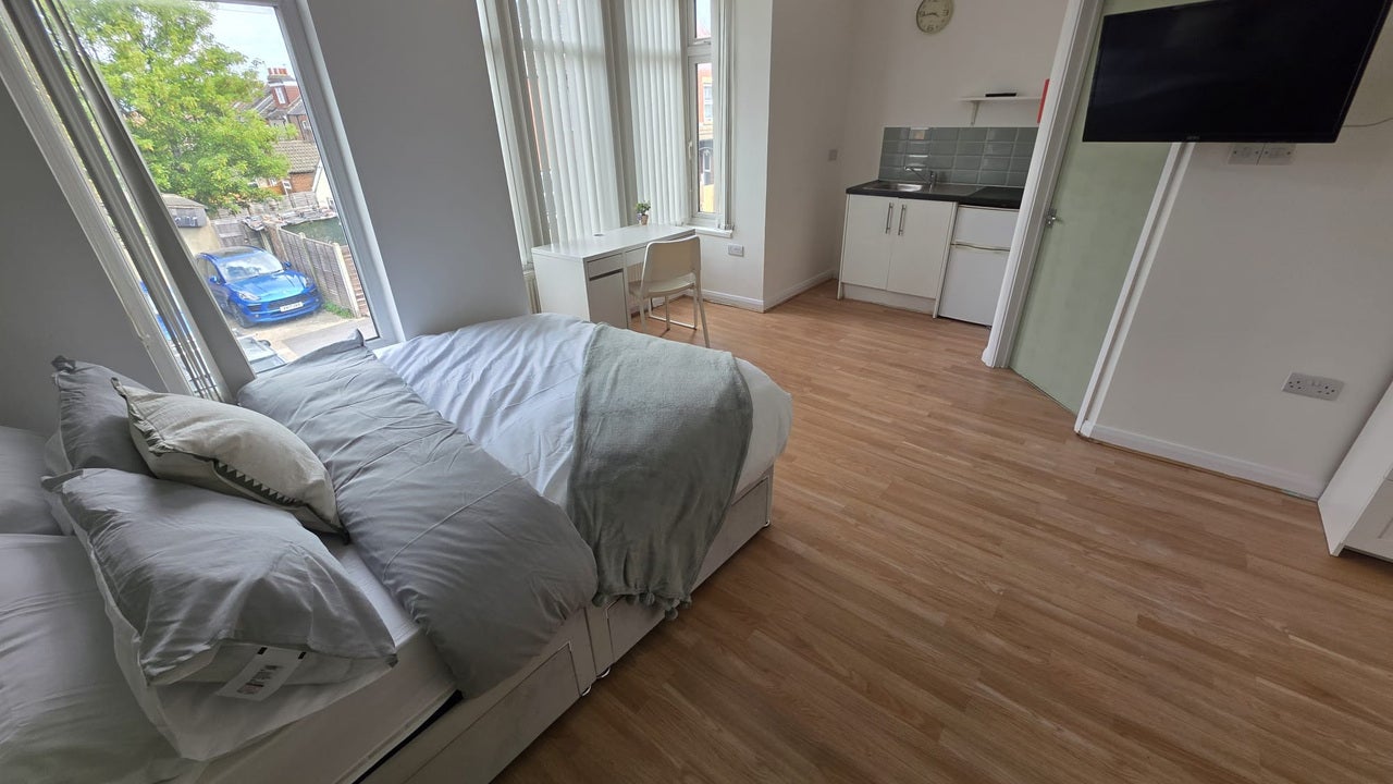 Room Ashburnham Road in Luton