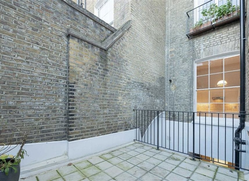 Flat Onslow Gardens in Greater London