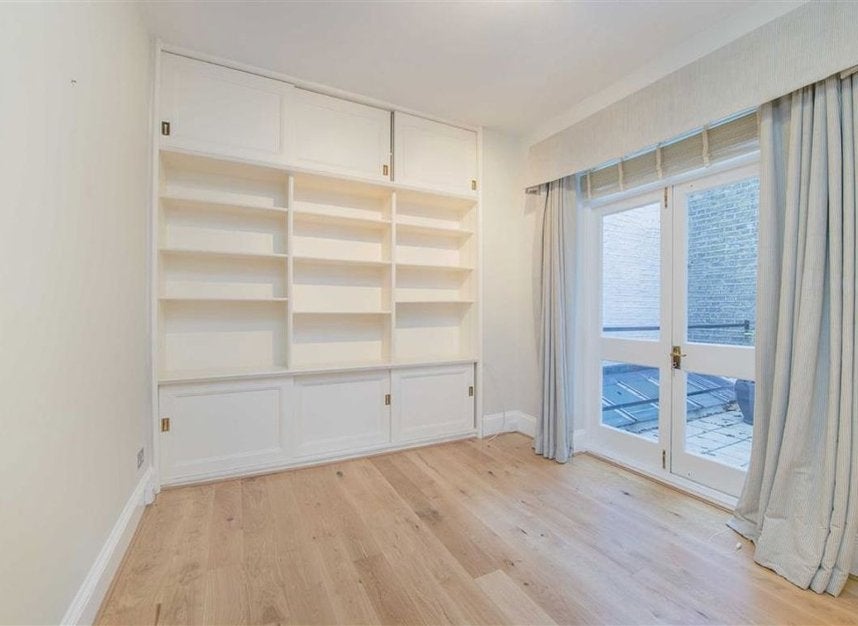Flat Onslow Gardens in Greater London