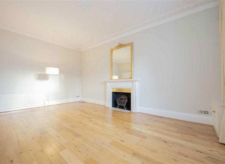 Flat Onslow Gardens in Greater London