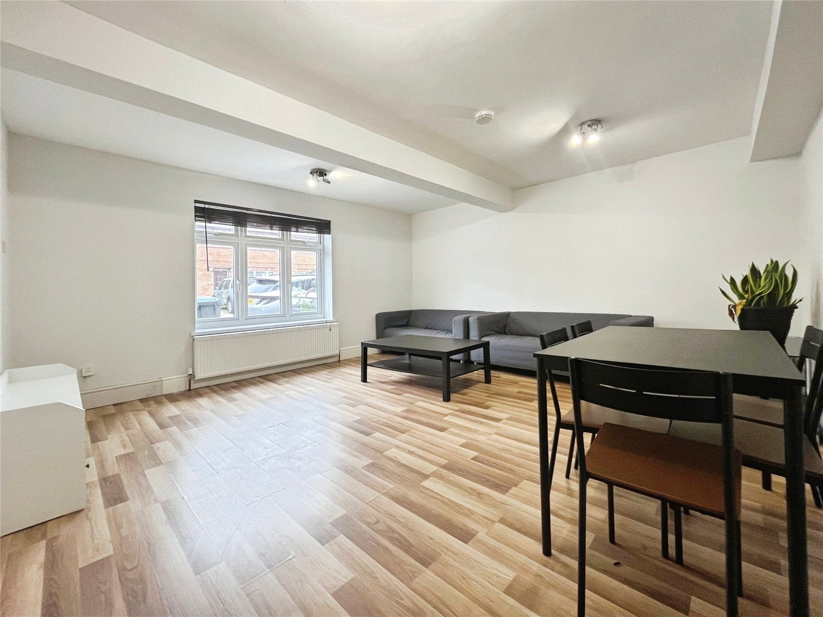 Flat Bond Street in Borough of Runnymede