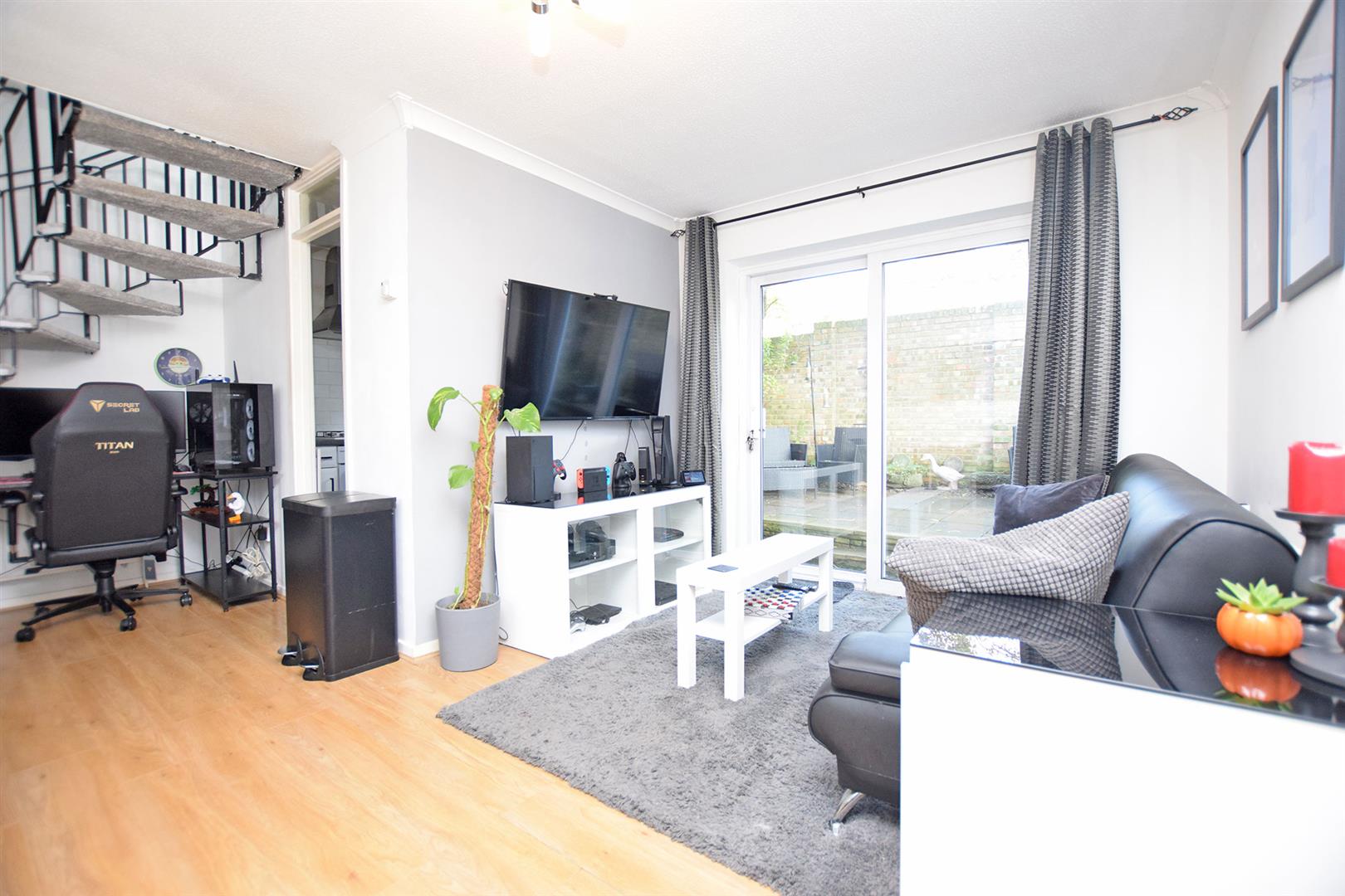 Flat Thistledown Close in Gillingham