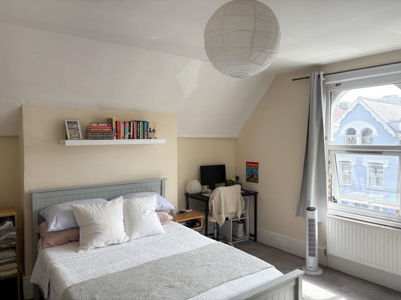 Room Hermitage Road in Greater London