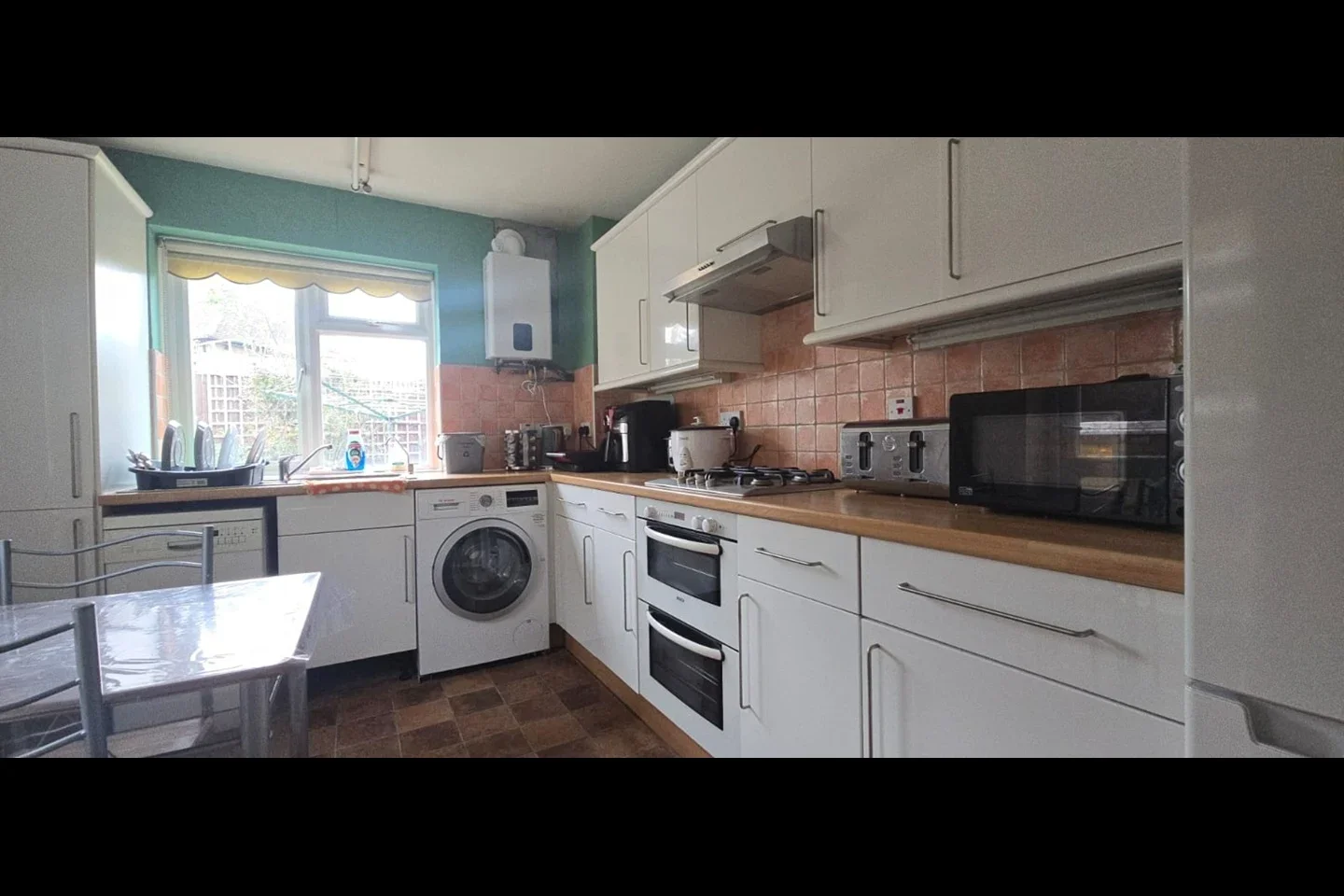 Room Atherton Close in Borough of Spelthorne