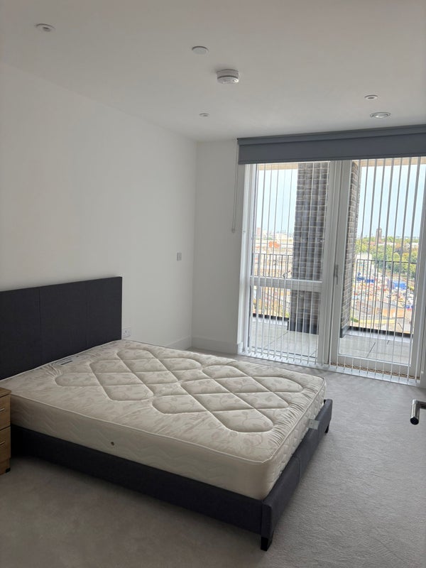 Room Herne Hill Road in Greater London