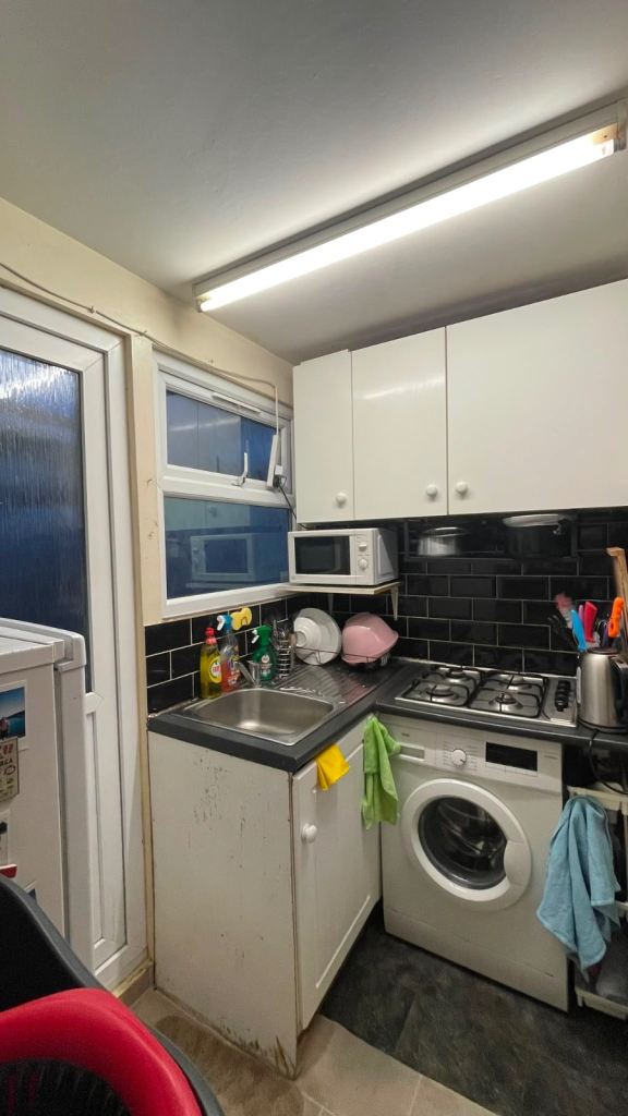 Flat Strathearn Avenue in Greater London