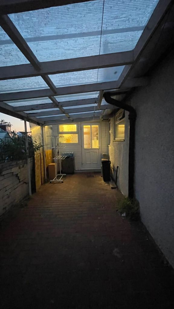 Flat Strathearn Avenue in Greater London