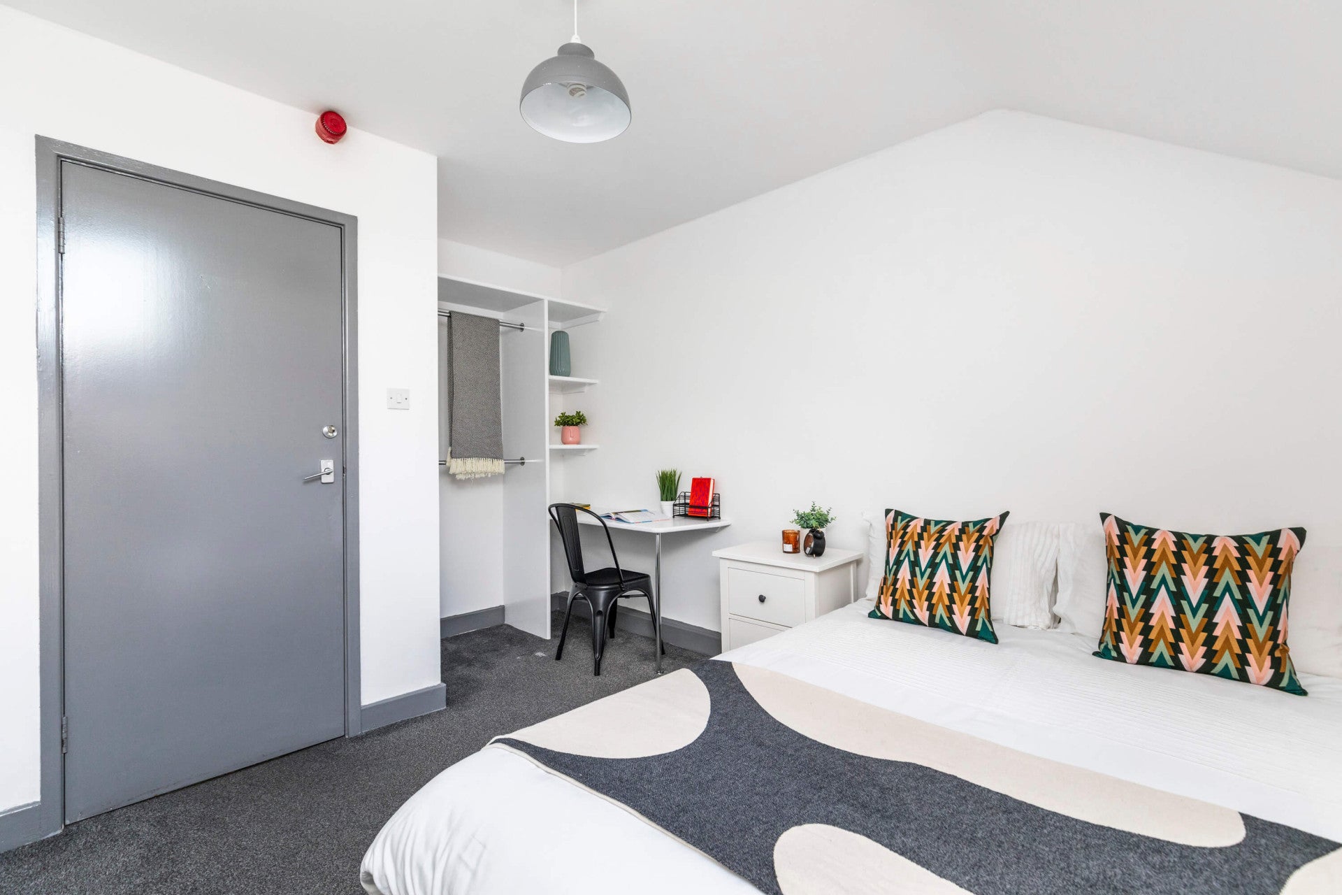 Room Ash Road in Leeds