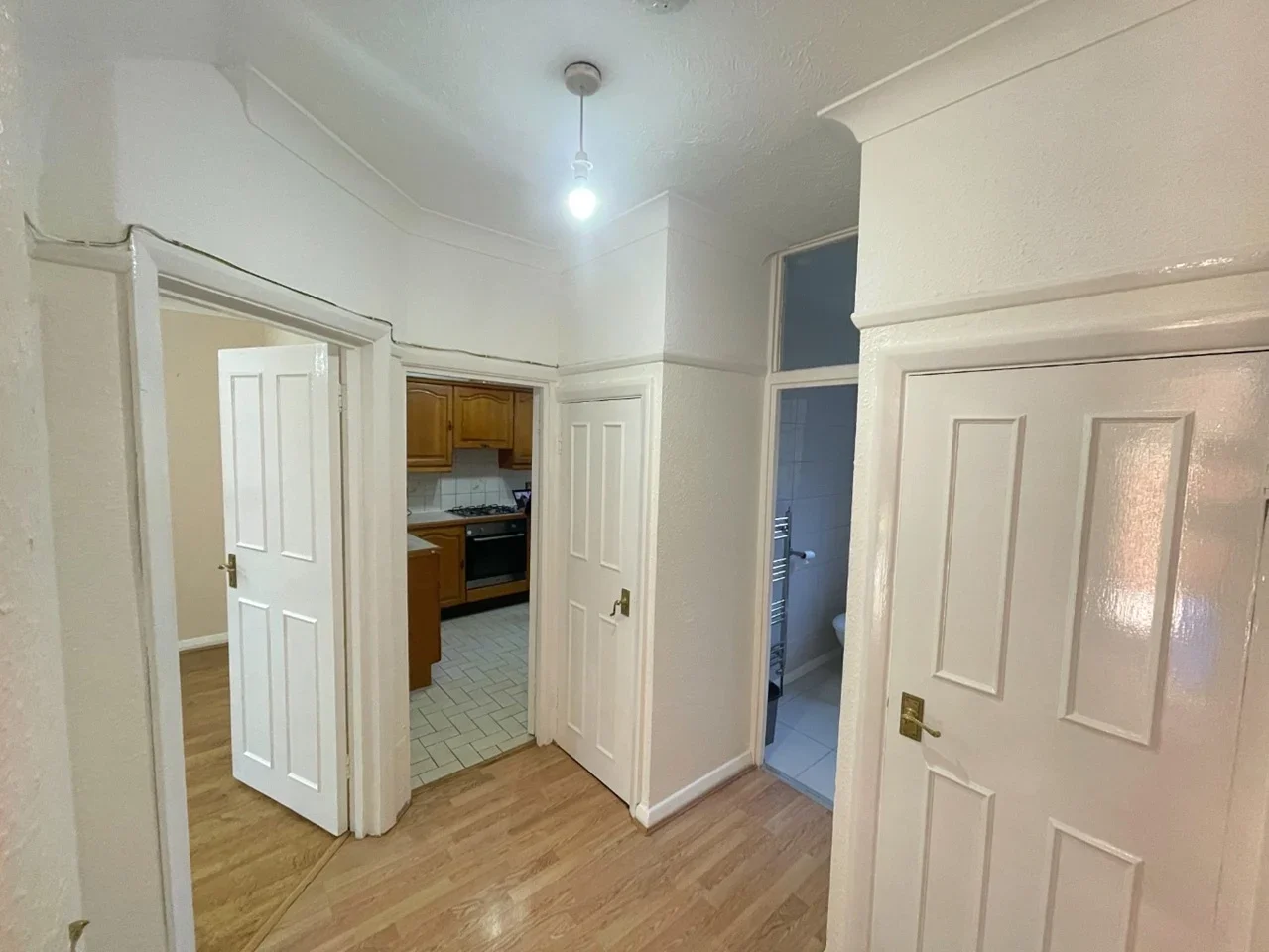 Flat Hillview Avenue in Greater London