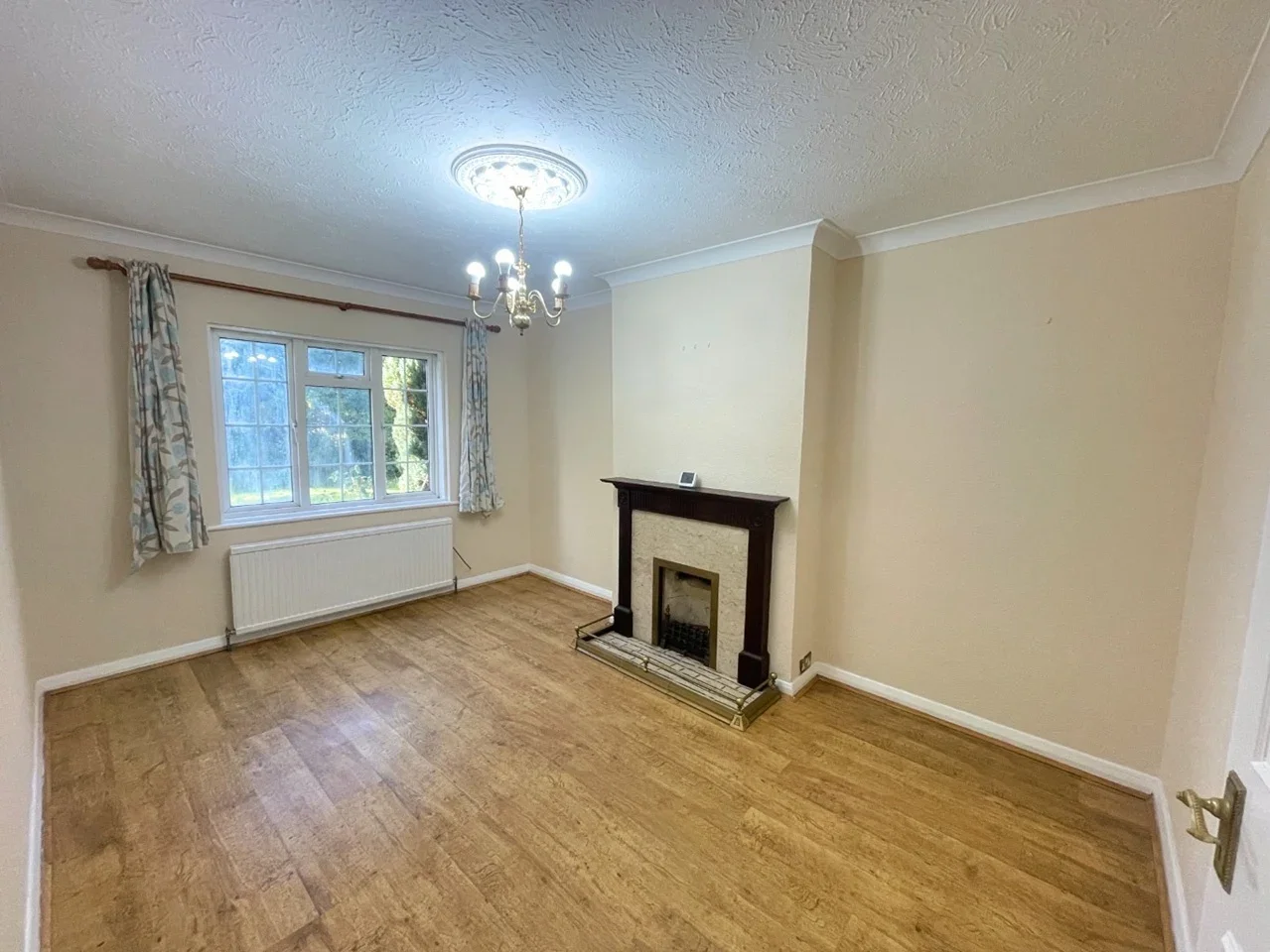 Flat Hillview Avenue in Greater London