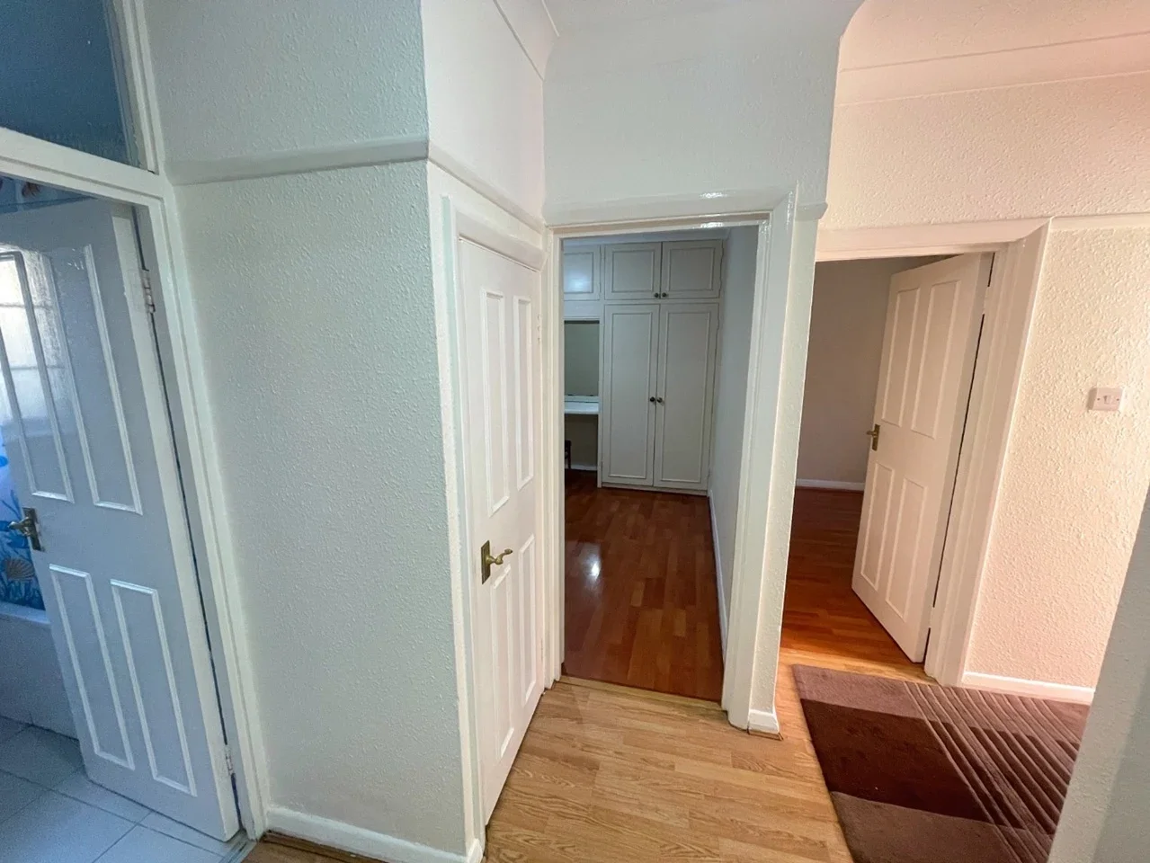 Flat Hillview Avenue in Greater London