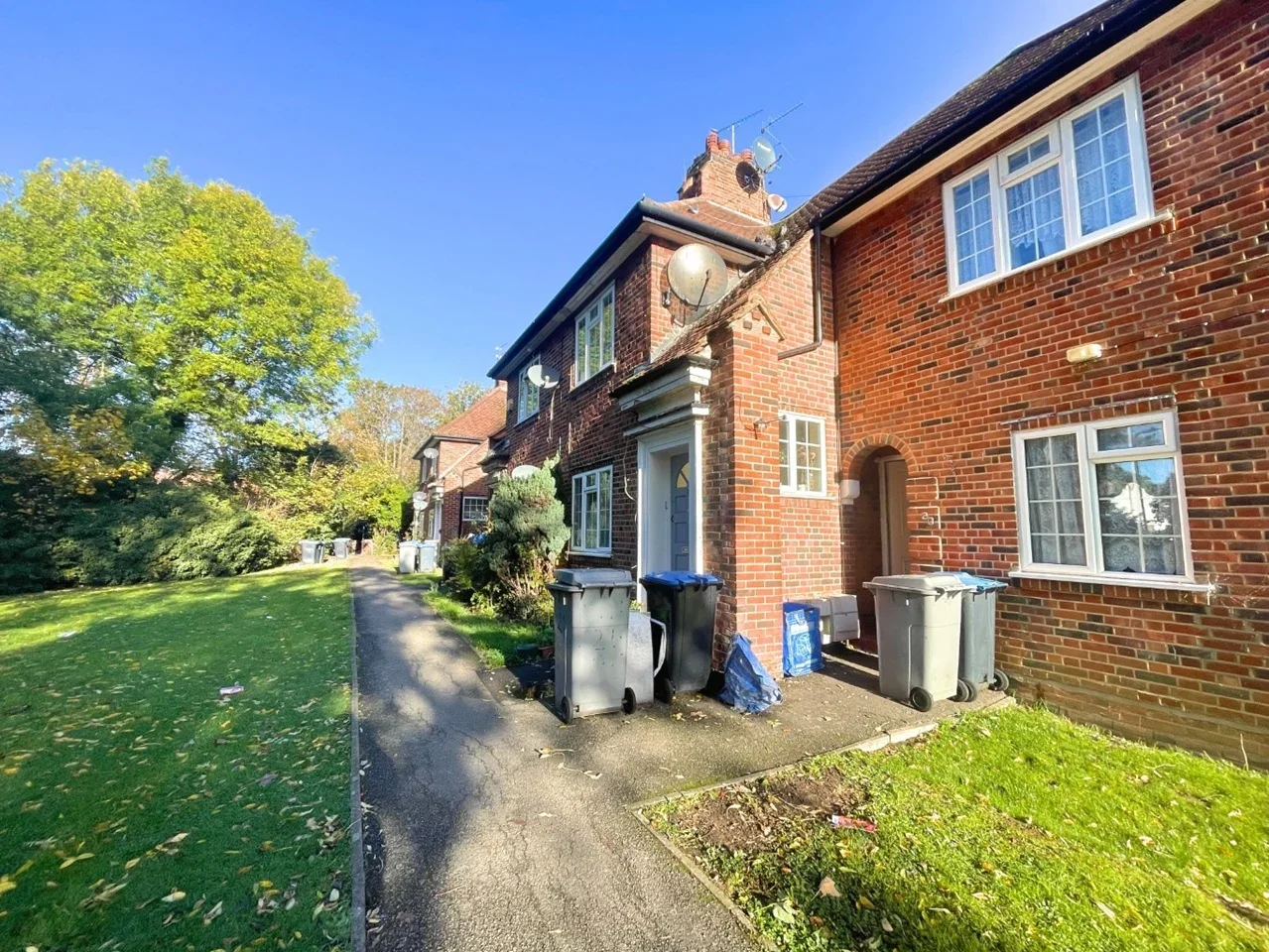 Flat Hillview Avenue in Greater London
