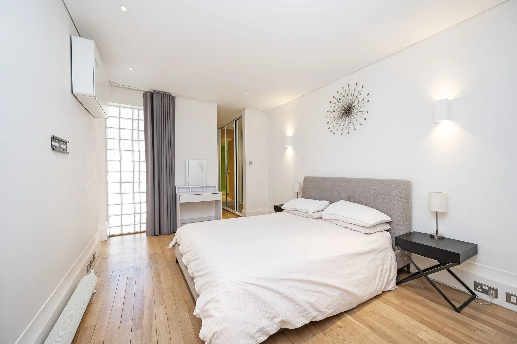 Flat Spital Yard in Greater London