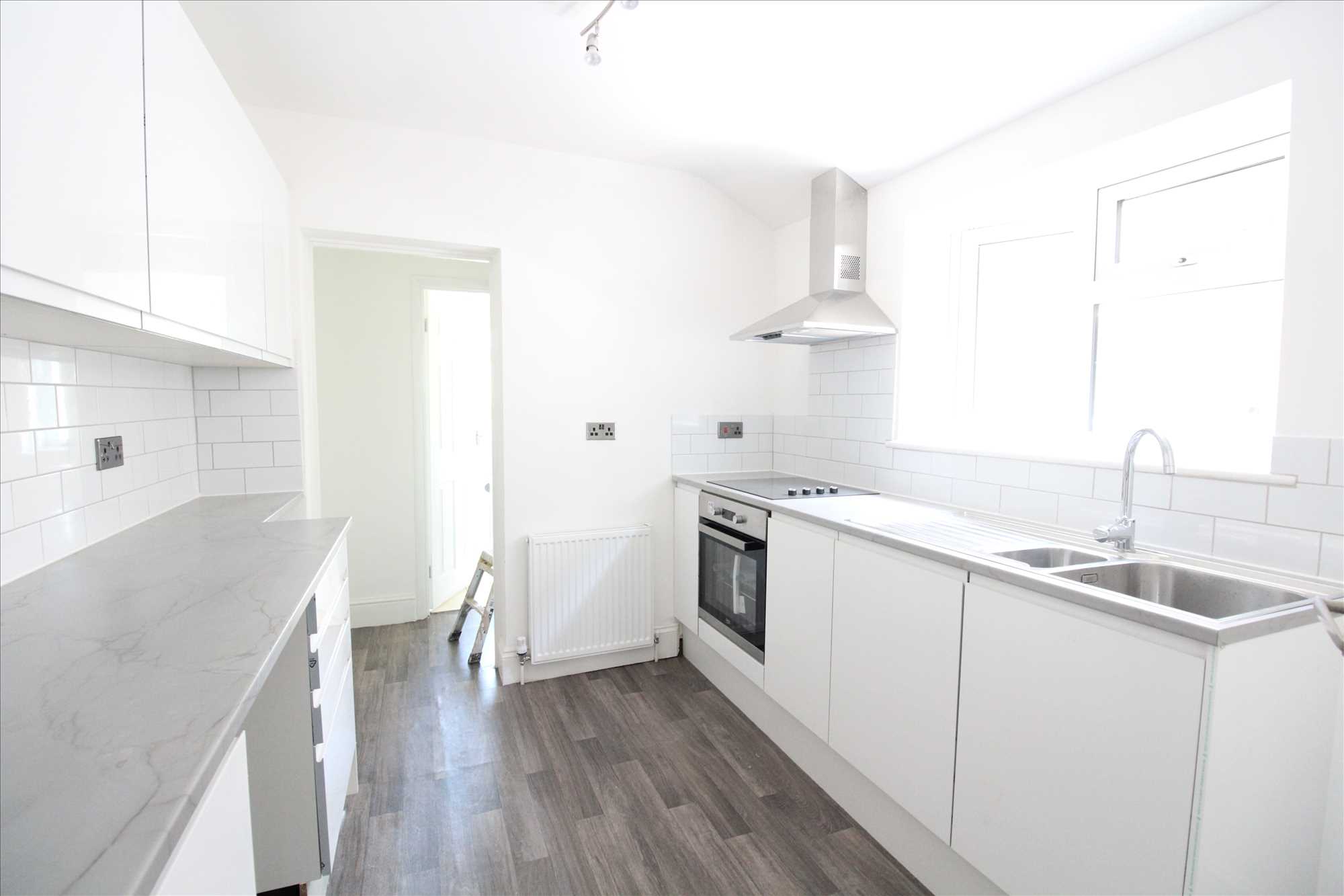 Flat Rectory Grove in Southend-on-Sea