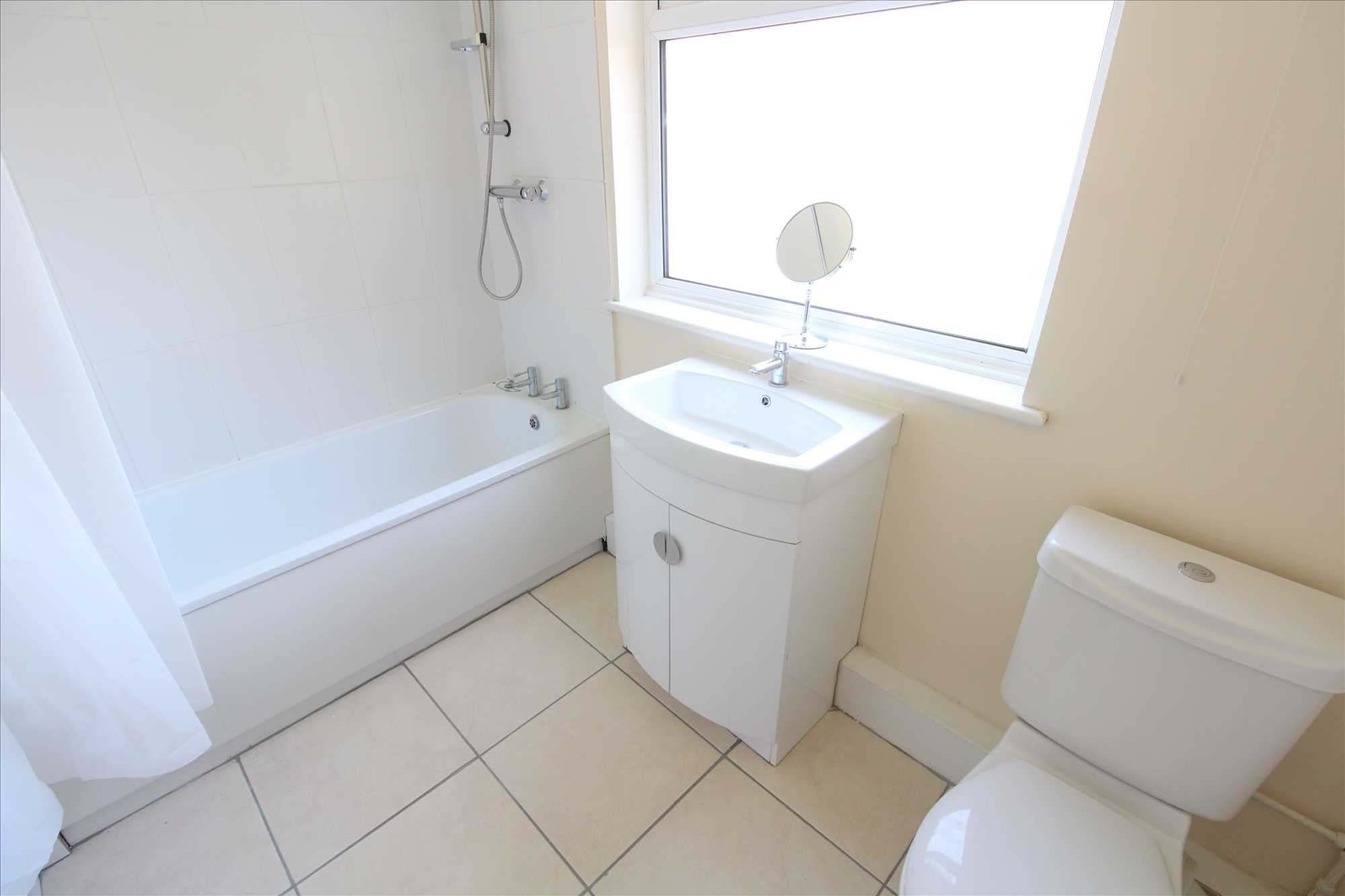 Flat Rectory Grove in Southend-on-Sea