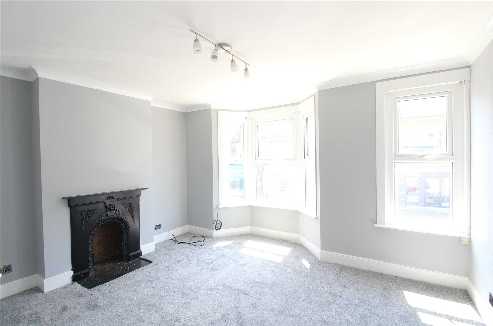 Flat Rectory Grove in Southend-on-Sea