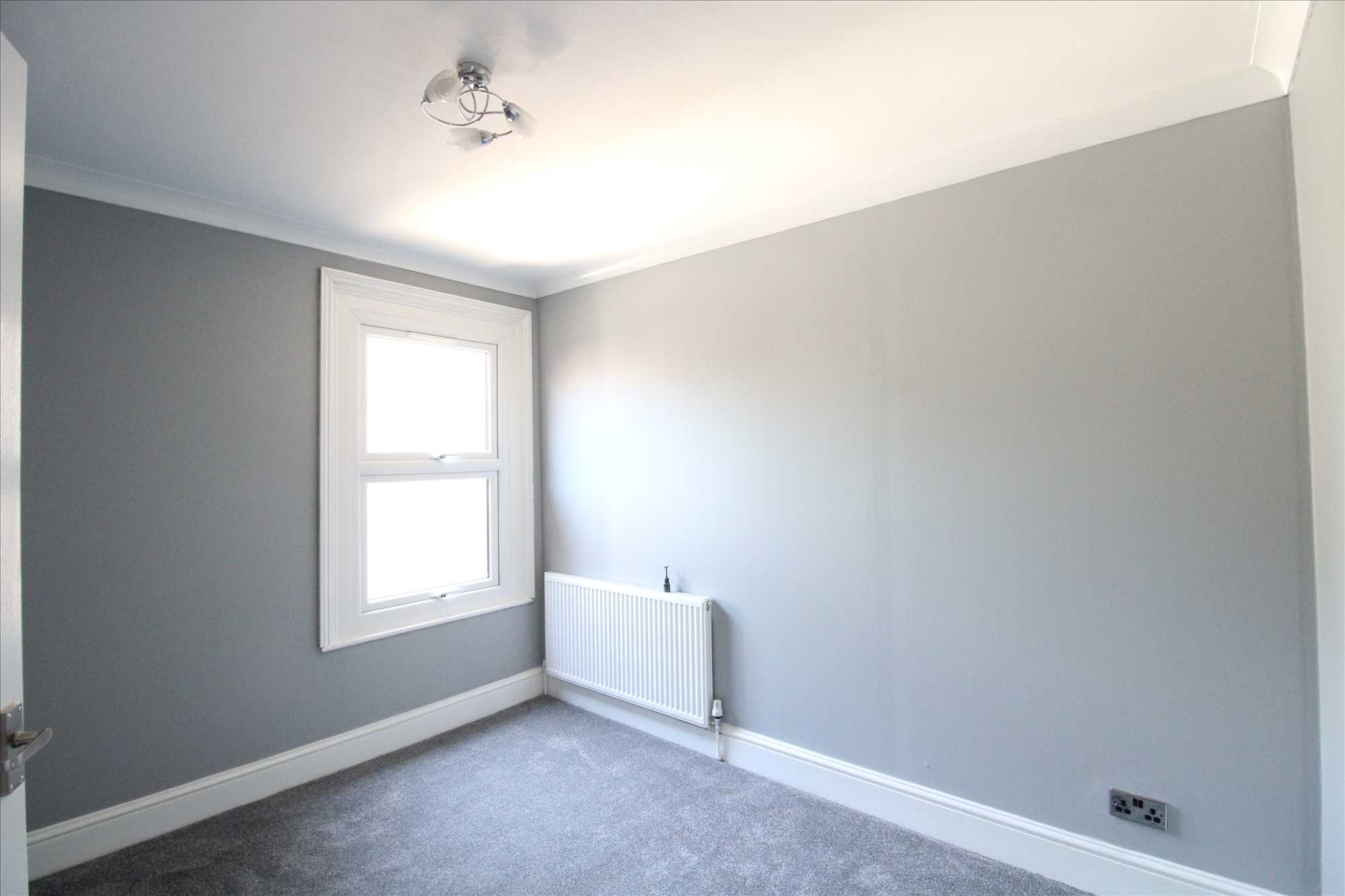 Flat Rectory Grove in Southend-on-Sea