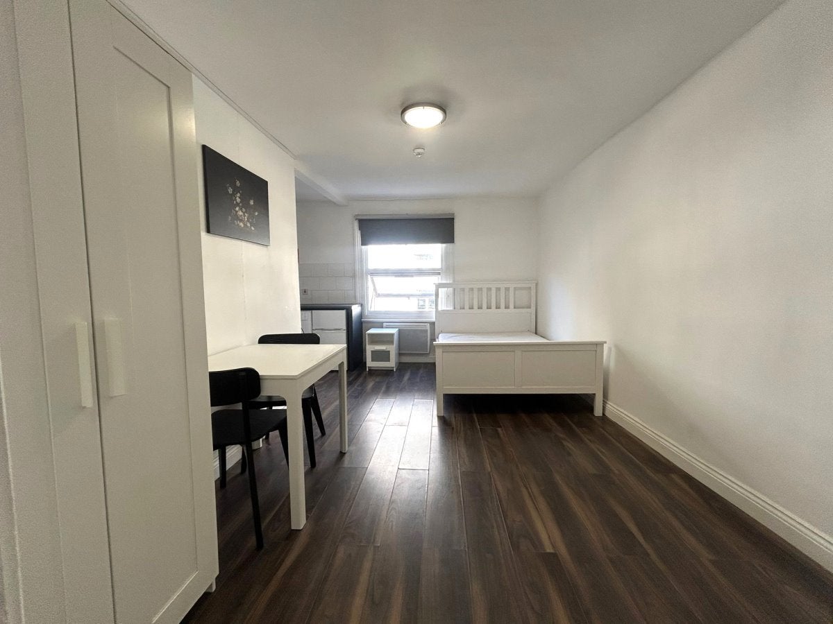 Room Emanuel Avenue in Greater London