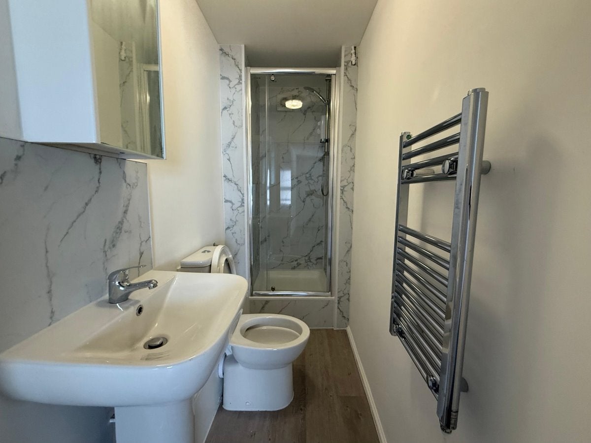 Room Emanuel Avenue in Greater London