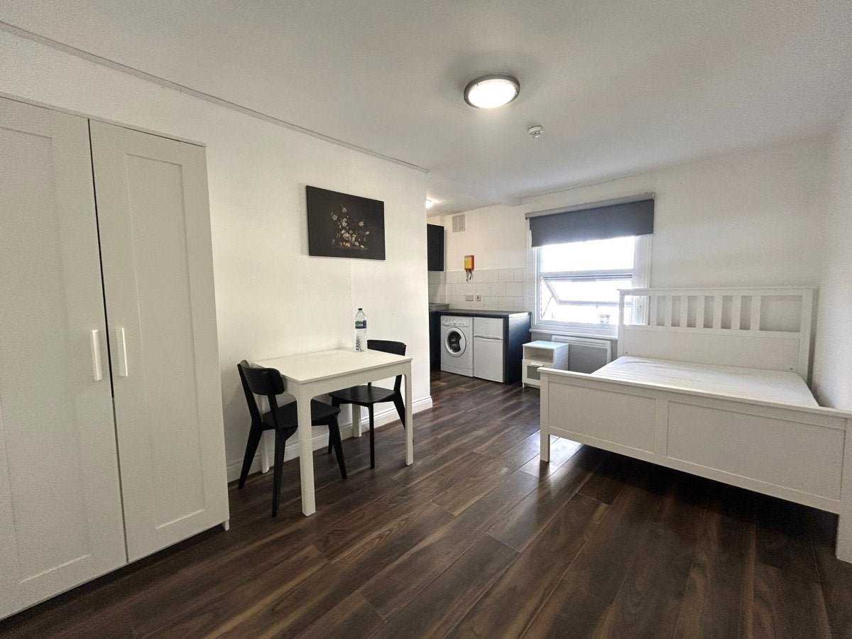 Room Emanuel Avenue in Greater London