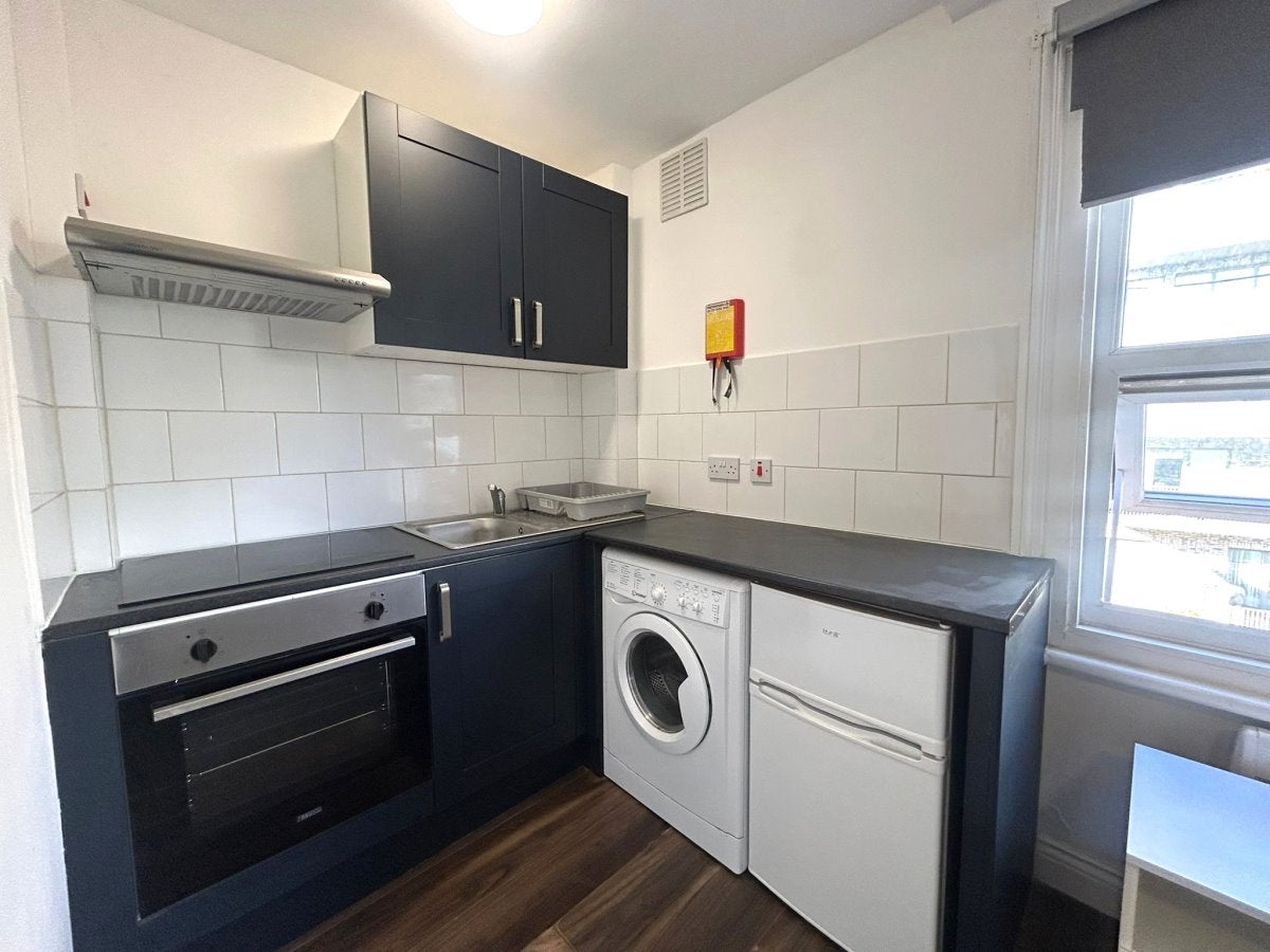Room Emanuel Avenue in Greater London