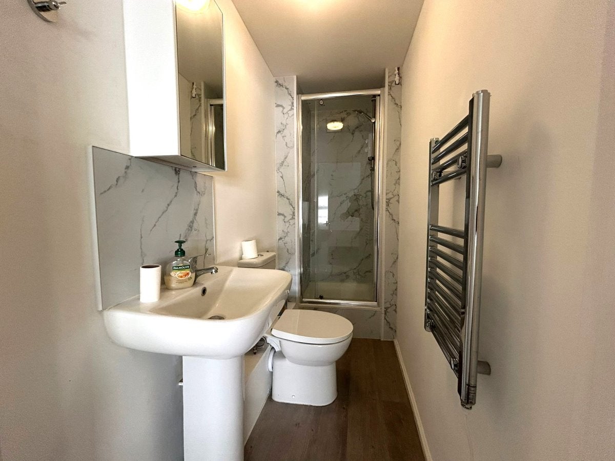 Room Emanuel Avenue in Greater London