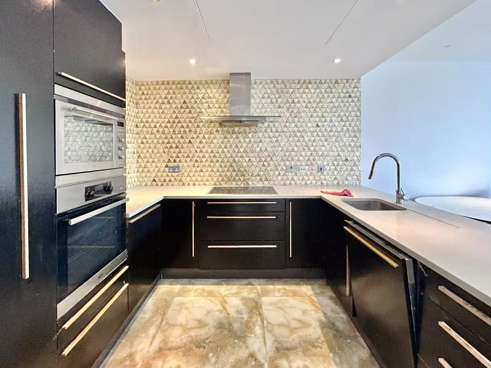 Flat Queenstown Road in Greater London