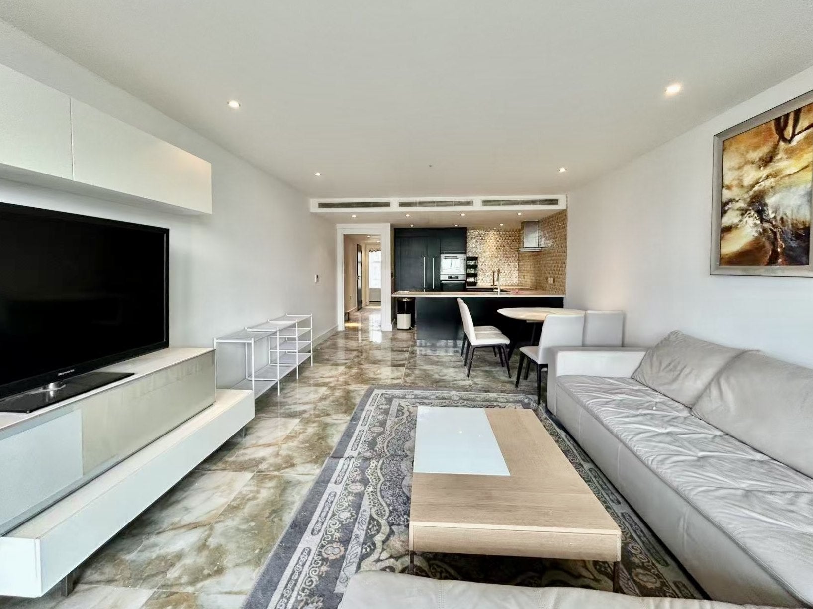Flat Queenstown Road in Greater London