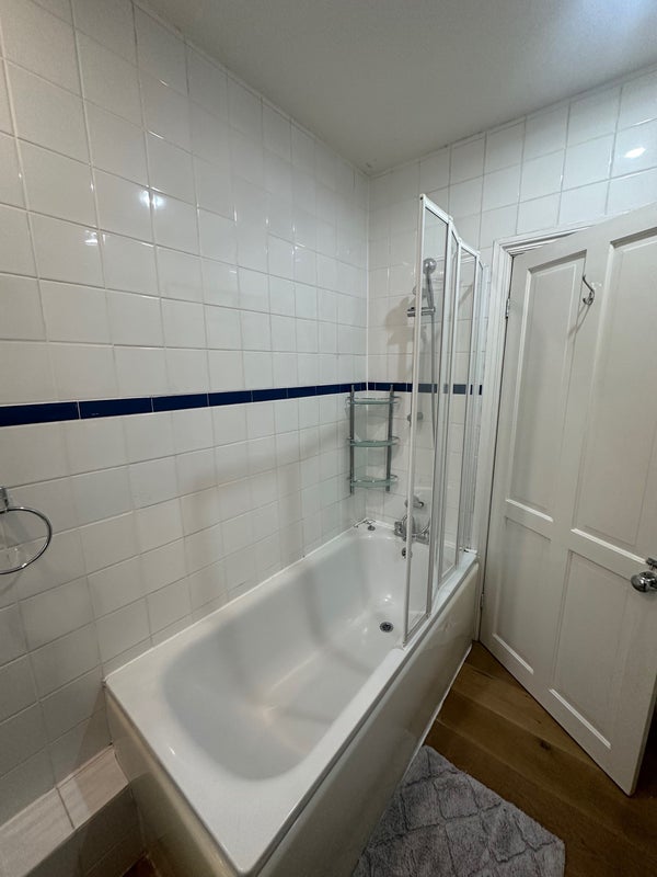 Room Challoner Crescent in Greater London