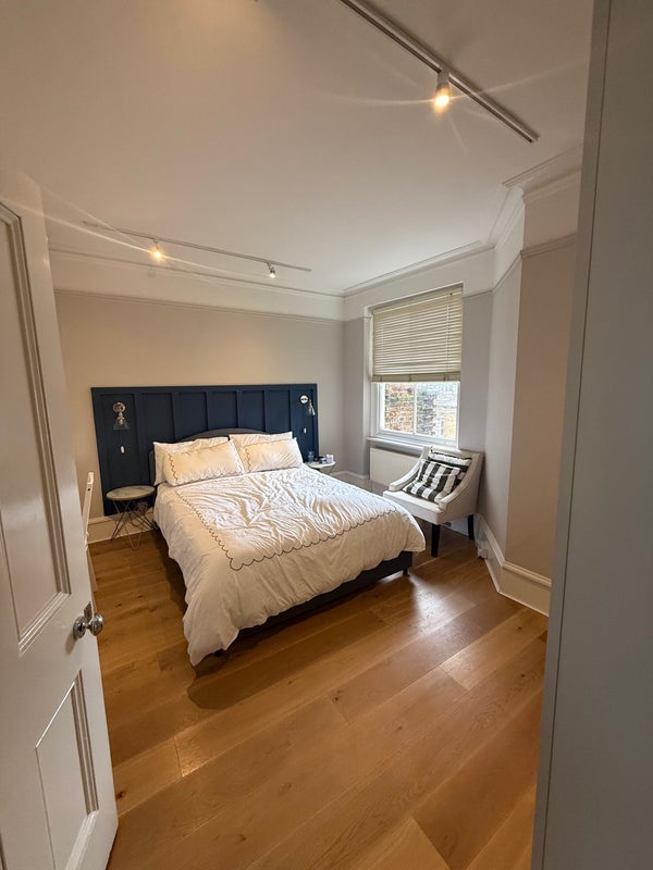 Room Challoner Crescent in Greater London