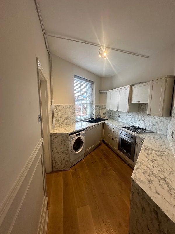 Room Challoner Crescent in Greater London