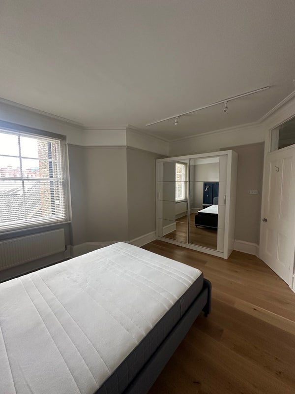 Room Challoner Crescent in Greater London
