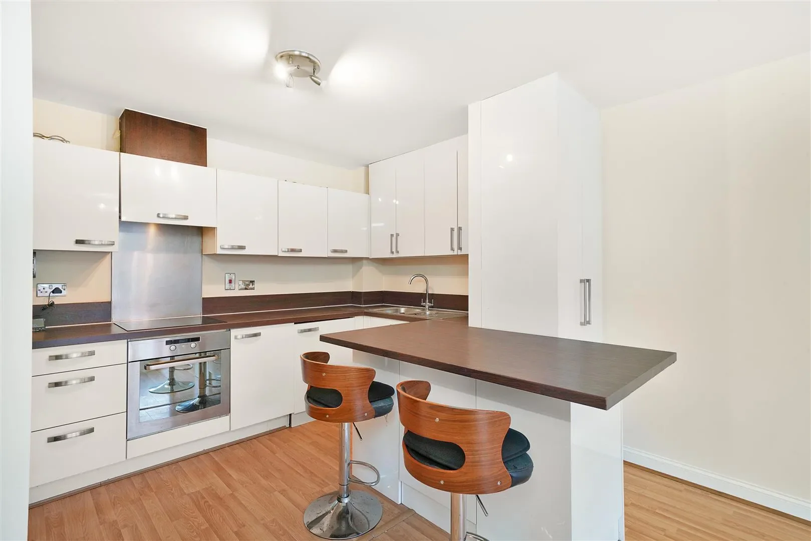 Flat King George Crescent in Greater London