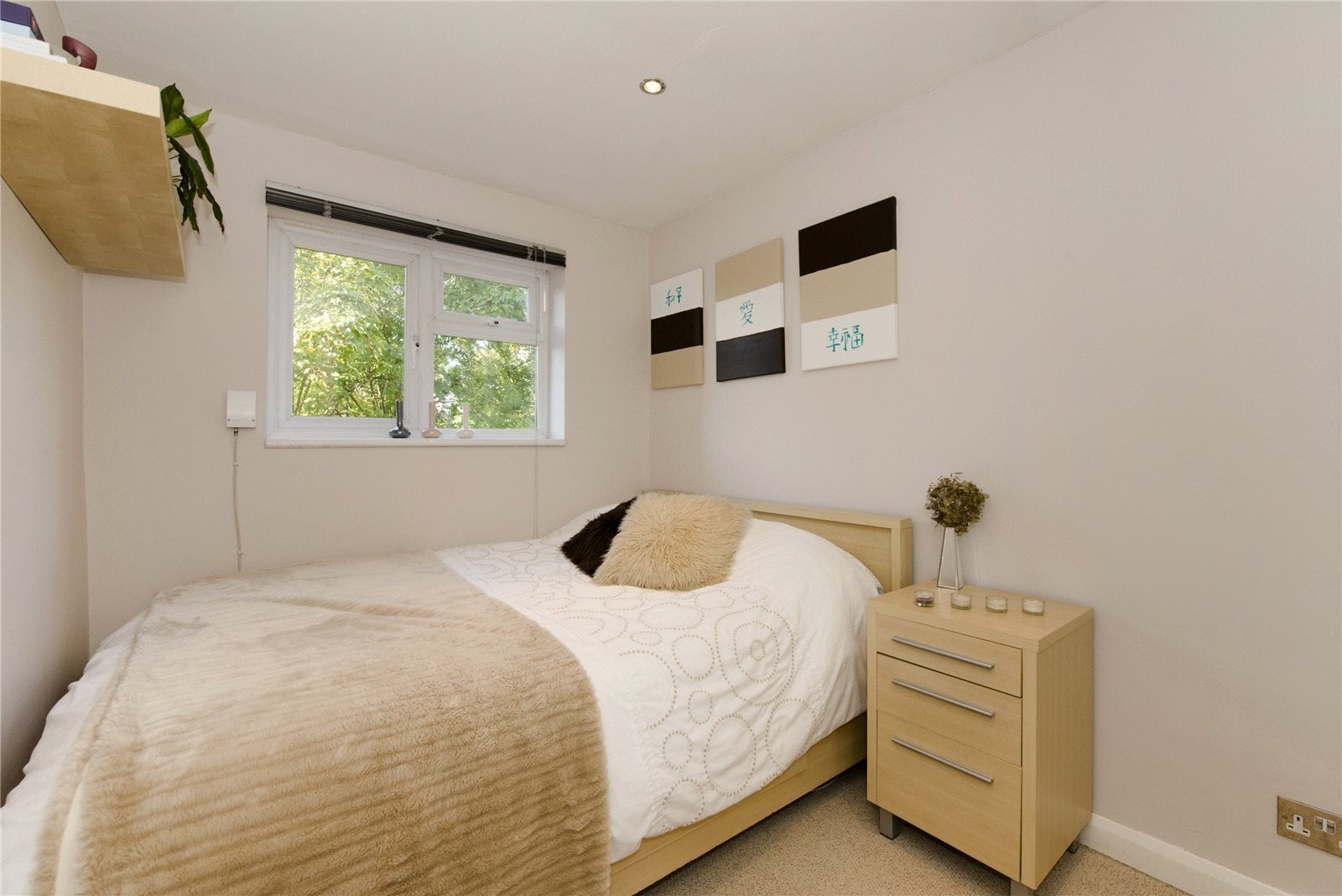 Flat Hillmarton Road in Greater London