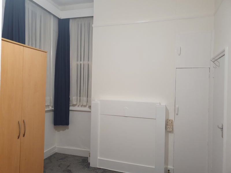 Room Sneyd Road in Greater London